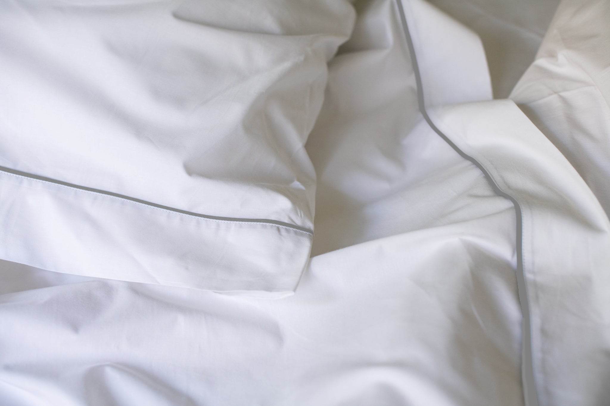 Cotton Percale Bed Sheet Set with Classic Piping Design